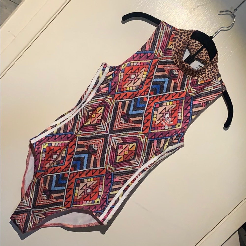 adidas- Sz. S - Originals 3-stripe Tribal Bodysuit